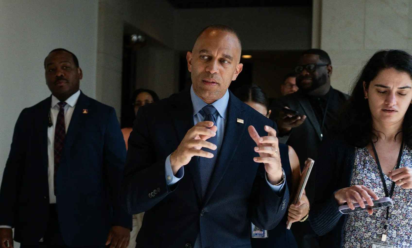 hakeem jeffries talking on house floor